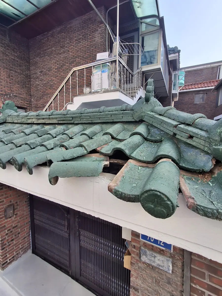 처마부분기와보수 시공 전 처마부분기와보수 시공 전 현장 사진