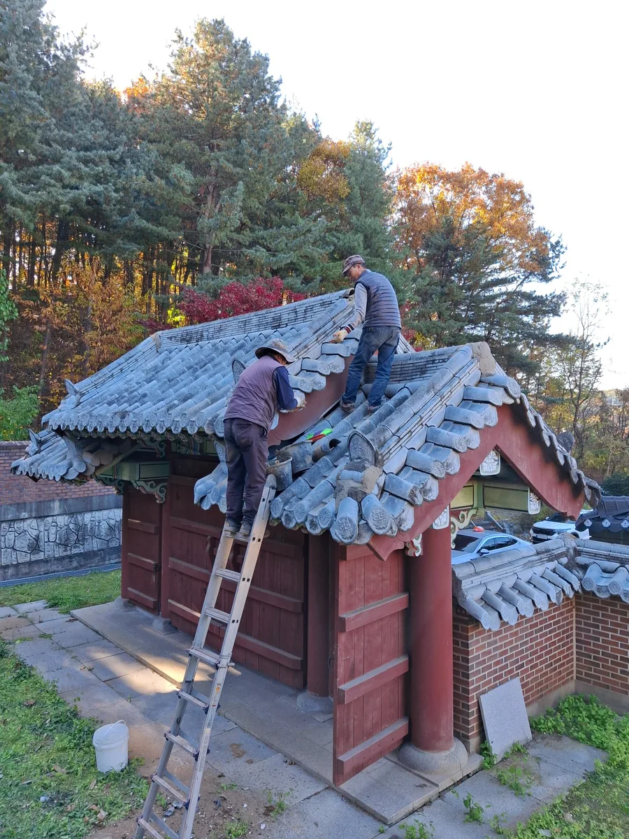 고양 공원 정자에서 추녀마루와 주변 회색 기와를 다시 맞추는 과정