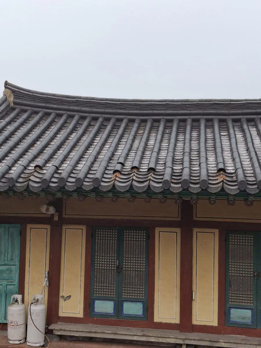 한옥지붕보수 시공 전 한옥지붕보수 시공 전 처마의 깨지고 내려온 기와