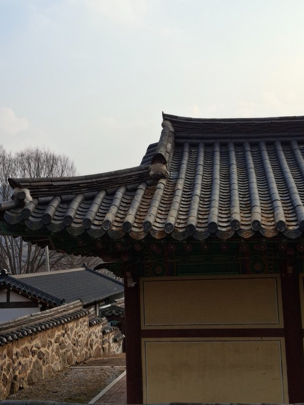 한옥기와 부분수리 완료 한옥기와 부분수리 후 손상된 기와와 마루 주변을 정리한 완료 모습