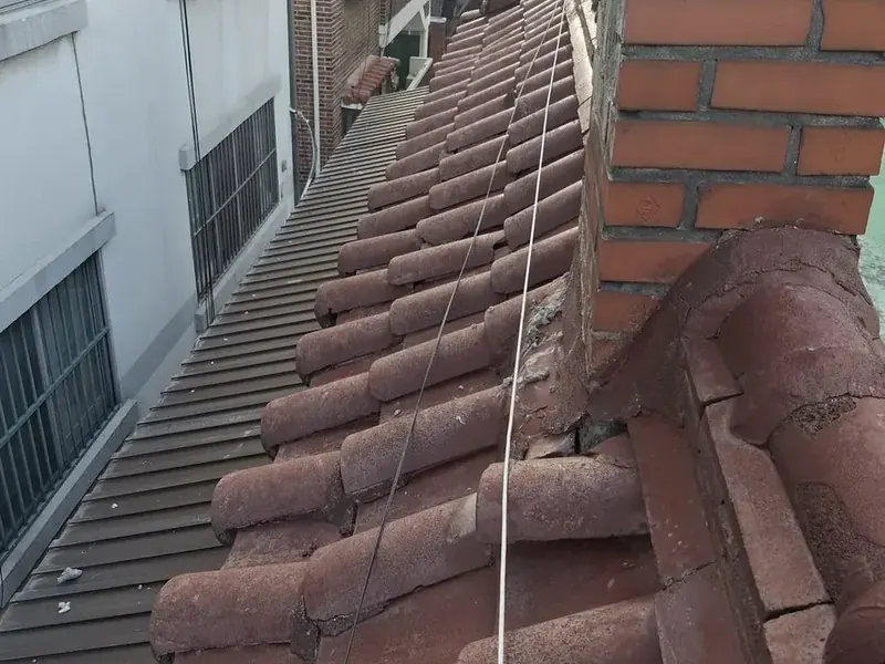 시멘트기와보수 시공 전 시멘트기와보수 시공 전 깨지고 들뜬 기와