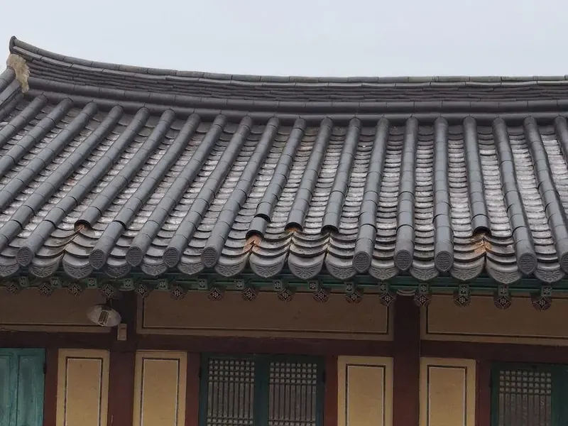 한옥지붕보수 시공 전 한옥지붕보수 시공 전 처마의 깨지고 내려온 기와