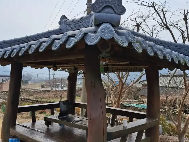 기와정자보수 시공 후 기와정자보수 시공 후 모서리 기와 보수 모습