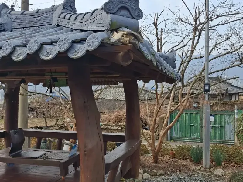 기와정자보수 시공 전 기와정자보수 시공 전 지붕 모서리 파손 기와