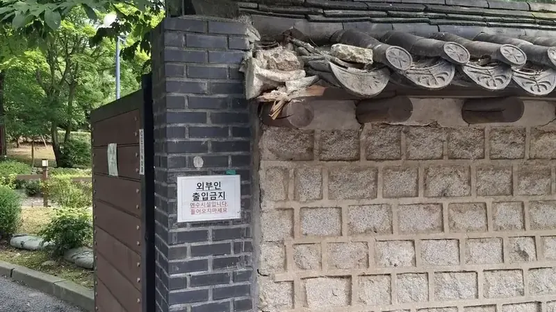 담장기와보수 시공 전 담장기와보수 시공 전 깨지고 내려온 담장 기와
