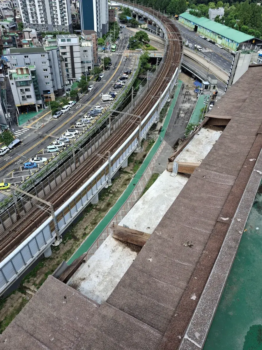 기존 금속기와를 분리한 뒤 교체 범위와 아래 바탕이 길게 드러난 상태