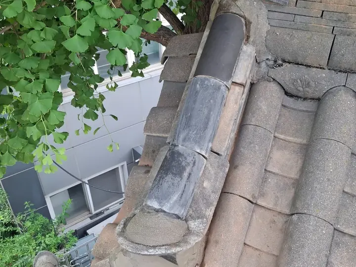 용마루기와 마감과 배열을 바로잡은 수리 후 지붕