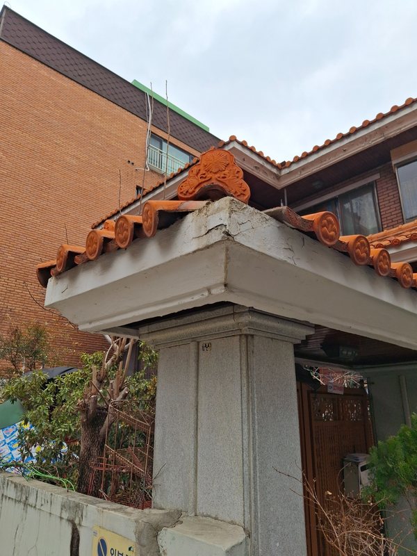 주택 부속지붕 모서리와 용마루 기와 손상 상태