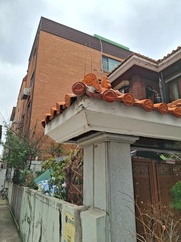 부속지붕 기와 보수 후 전체 모습