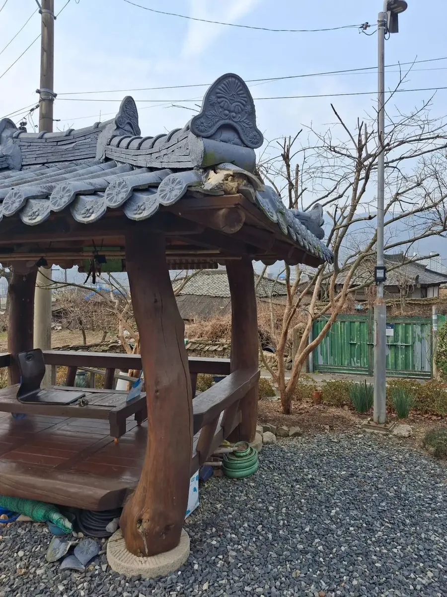 기와정자보수 시공 전 기와정자보수 시공 전 지붕 모서리 파손 기와
