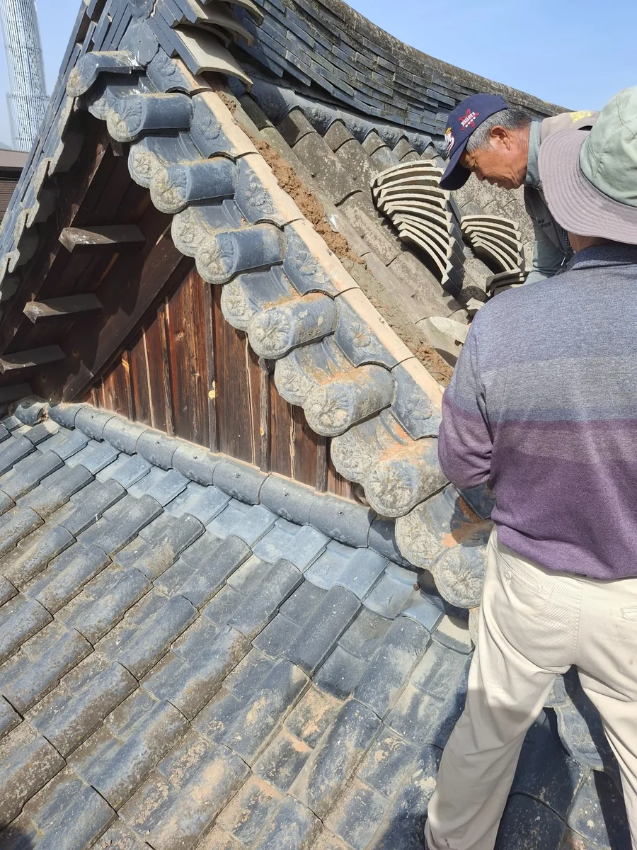 성북 시멘트기와보수 시공 중 파손 부위 정리와 기와 보강 사진