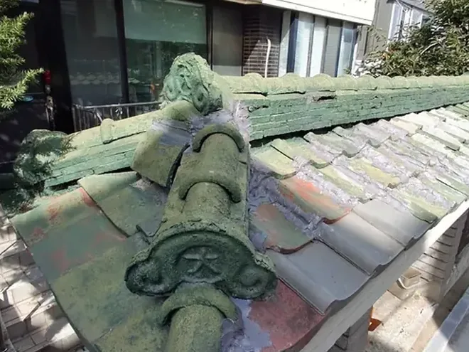 파손된 모서리와 용마루 구간을 정리하고 기와 배열을 다시 맞추는 보수 과정