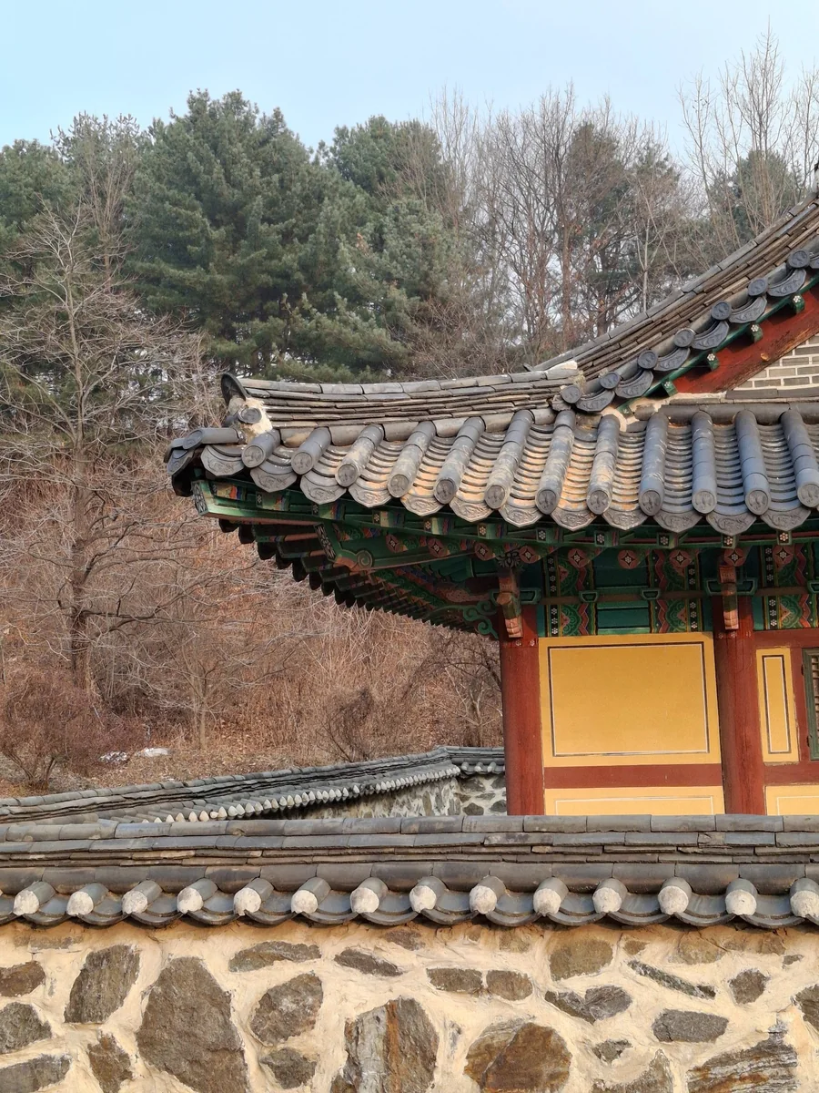 흙마감을 정리하고 기존 기와를 다시 맞춘 지붕 보수 후 모습