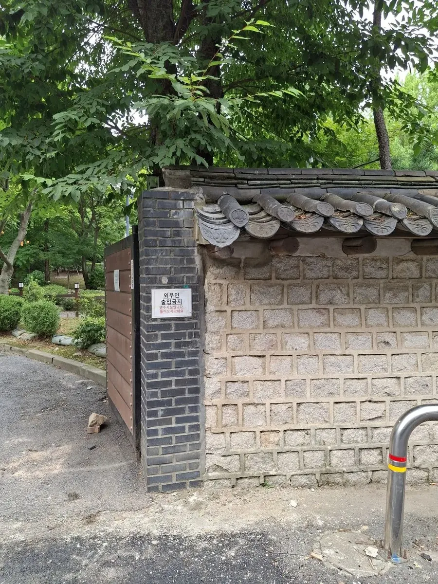 담장기와보수 시공 후 담장기와보수 시공 후 담장 위 기와를 다시 맞춘 모습