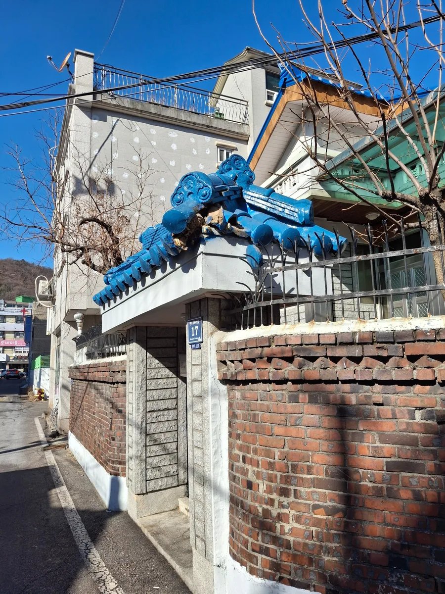 용인 단독주택 대문 위 파란 장식기와와 용마루 끝이 깨진 시공 전 모습